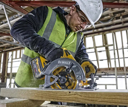 Аккумуляторная дисковая пила DeWALT DCS578T2