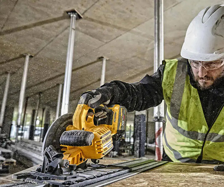 Аккумуляторная дисковая пила DeWALT DCS579X2