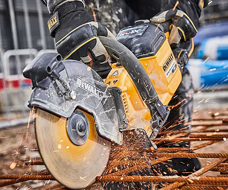 Аккумуляторная отрезная пила DeWALT DCS690X2