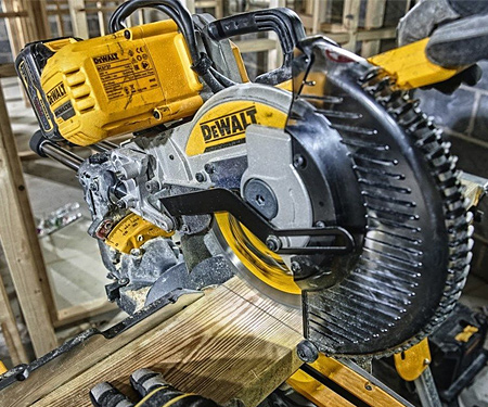 Аккумуляторная торцовочная пила DeWALT DCS727N