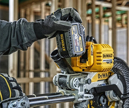 Аккумуляторная торцовочная пила DeWALT DCS727T2