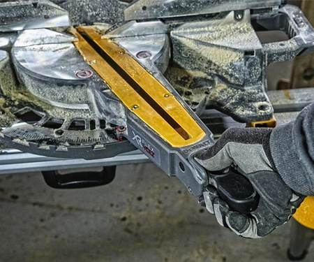 Аккумуляторная торцовочная пила DeWALT DCS727T2