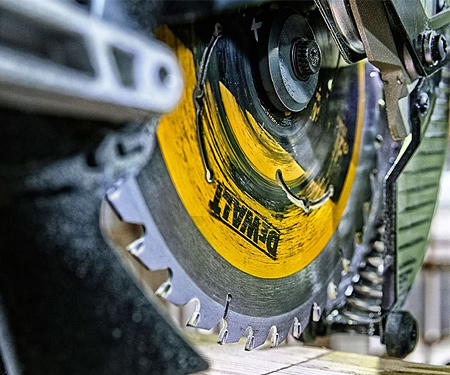 Аккумуляторная торцовочная пила DeWALT DCS727T2