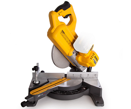 Акумуляторна торцювальна пила DeWALT DCS777N