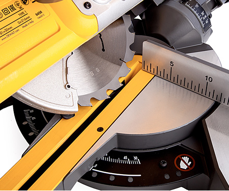 Акумуляторна торцювальна пила DeWALT DCS777N