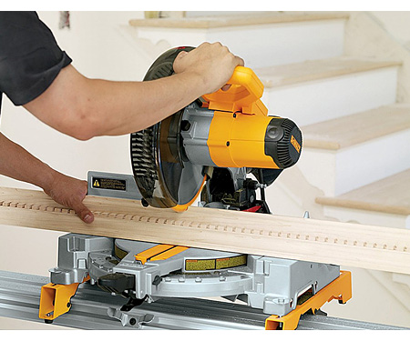 Торцювальна пила DeWALT DW714