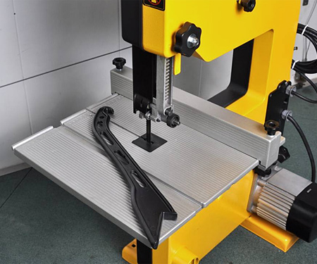 Стрічкова пила DeWALT DW876