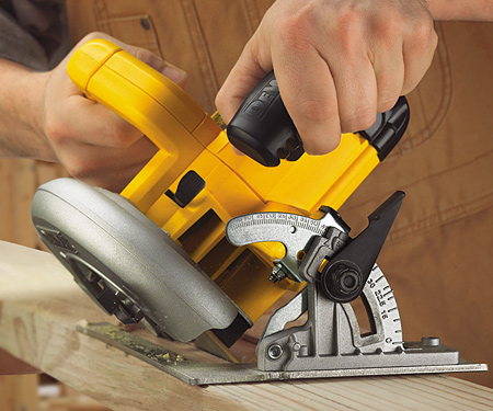 Дисковая пила DeWALT DWE575K