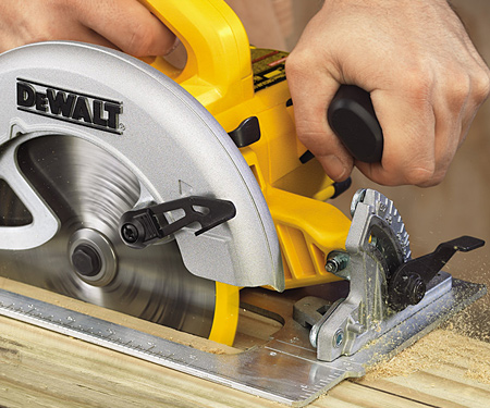 Дисковая пила DeWALT DWE575K