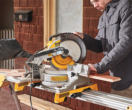 Торцовочная пила DeWALT DWS713