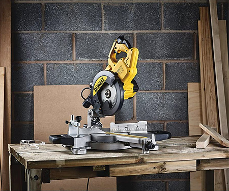Торцовочная пила DeWALT DWS773