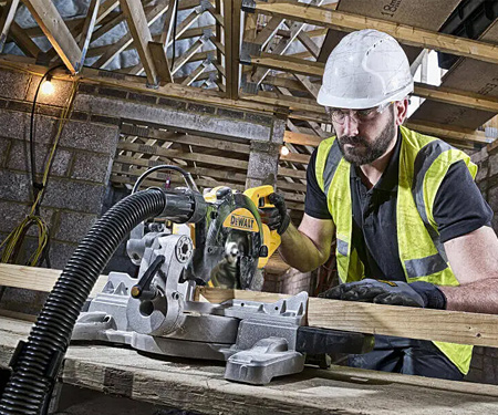 Торцювальна пила DeWALT DWS774