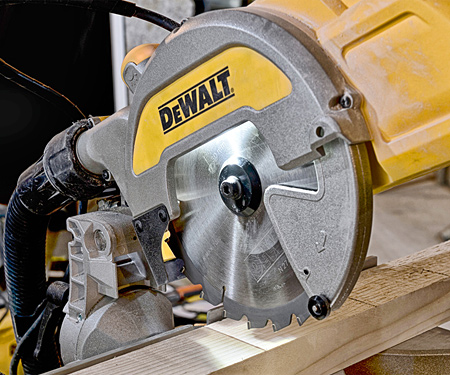Торцювальна пила DeWALT DWS777