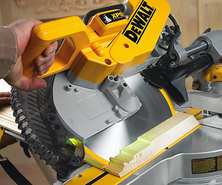Торцовочная пила DeWALT DWS780